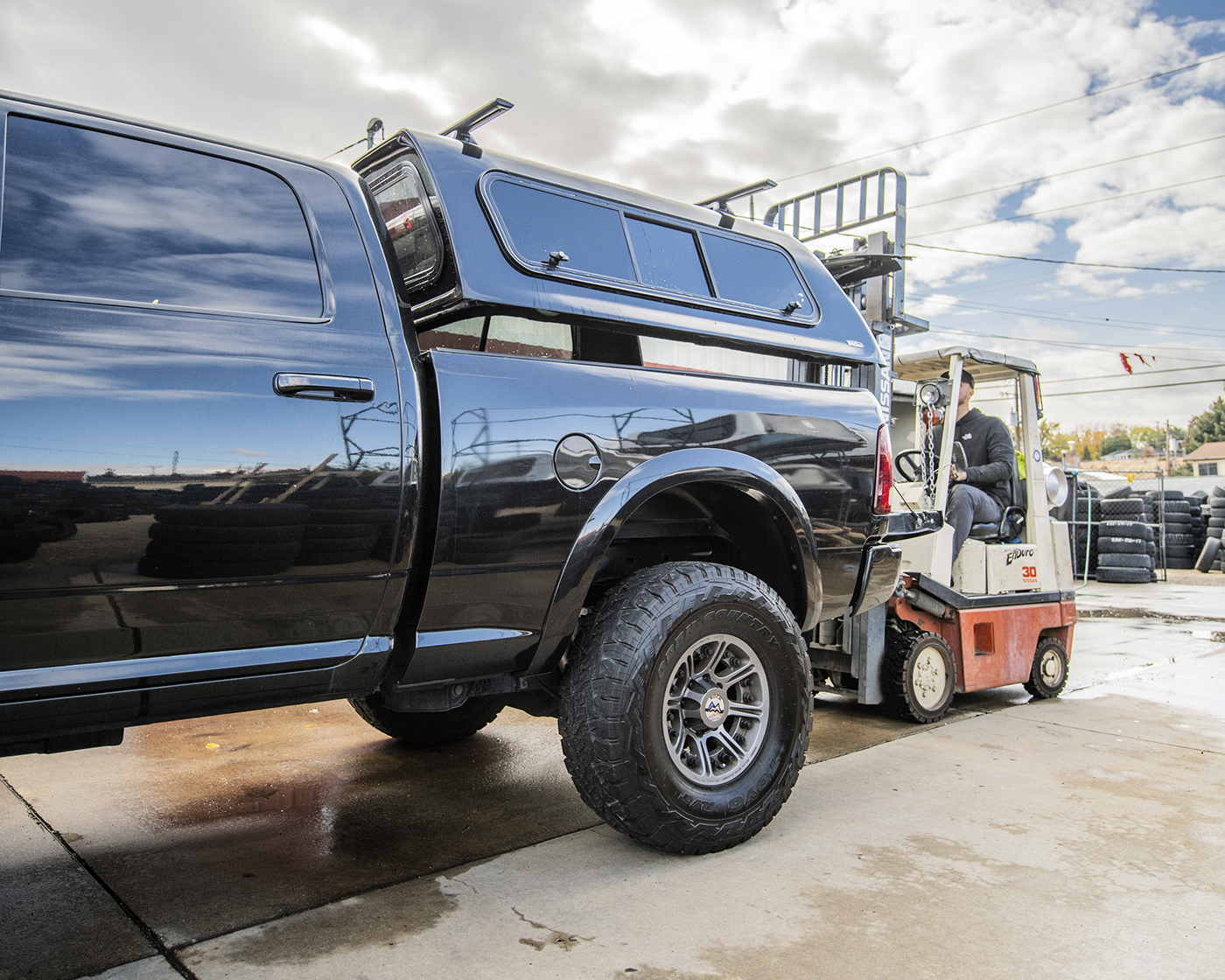 Defconbrix getting a SnugTop insalled on his ram 2500